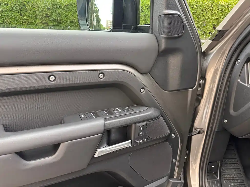 Land Rover Defender 2025 — фото 7