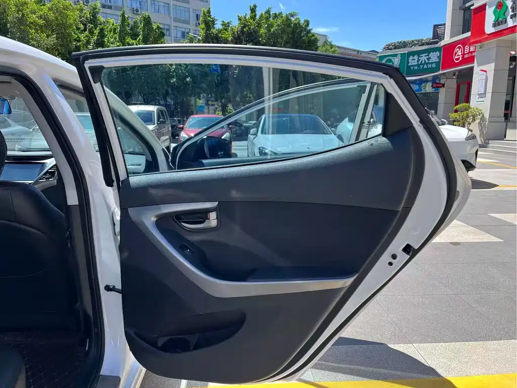 Hyundai Elantra Langdong 2018 — фото 19