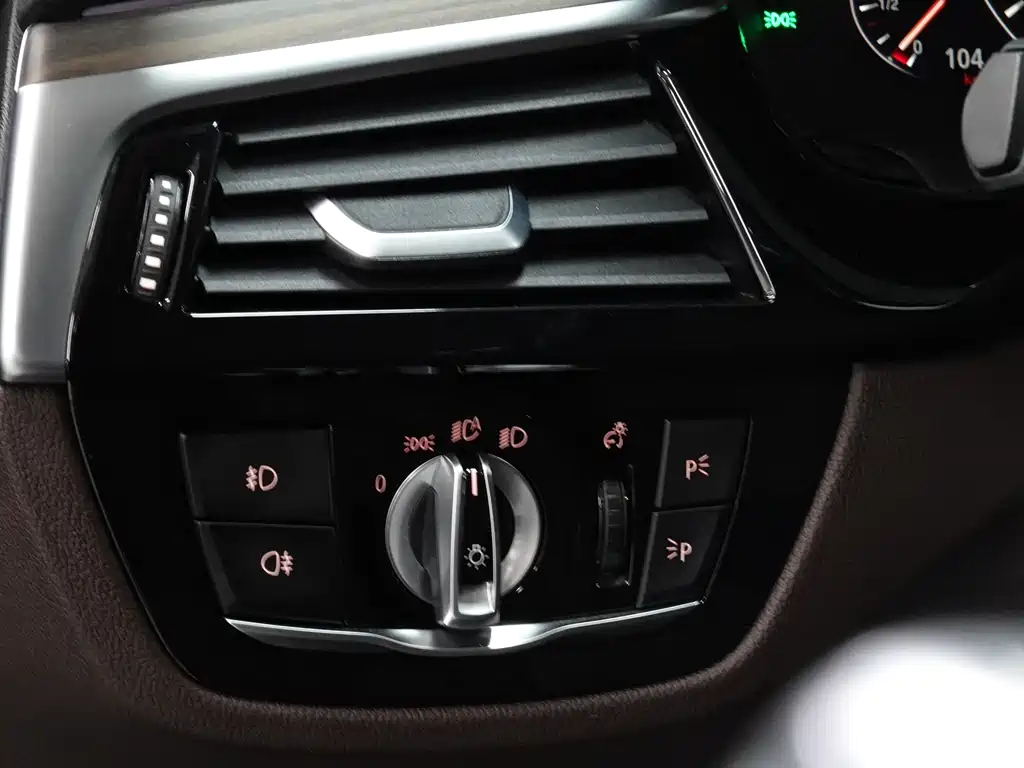 BMW 5 Series 2019 — фото 19
