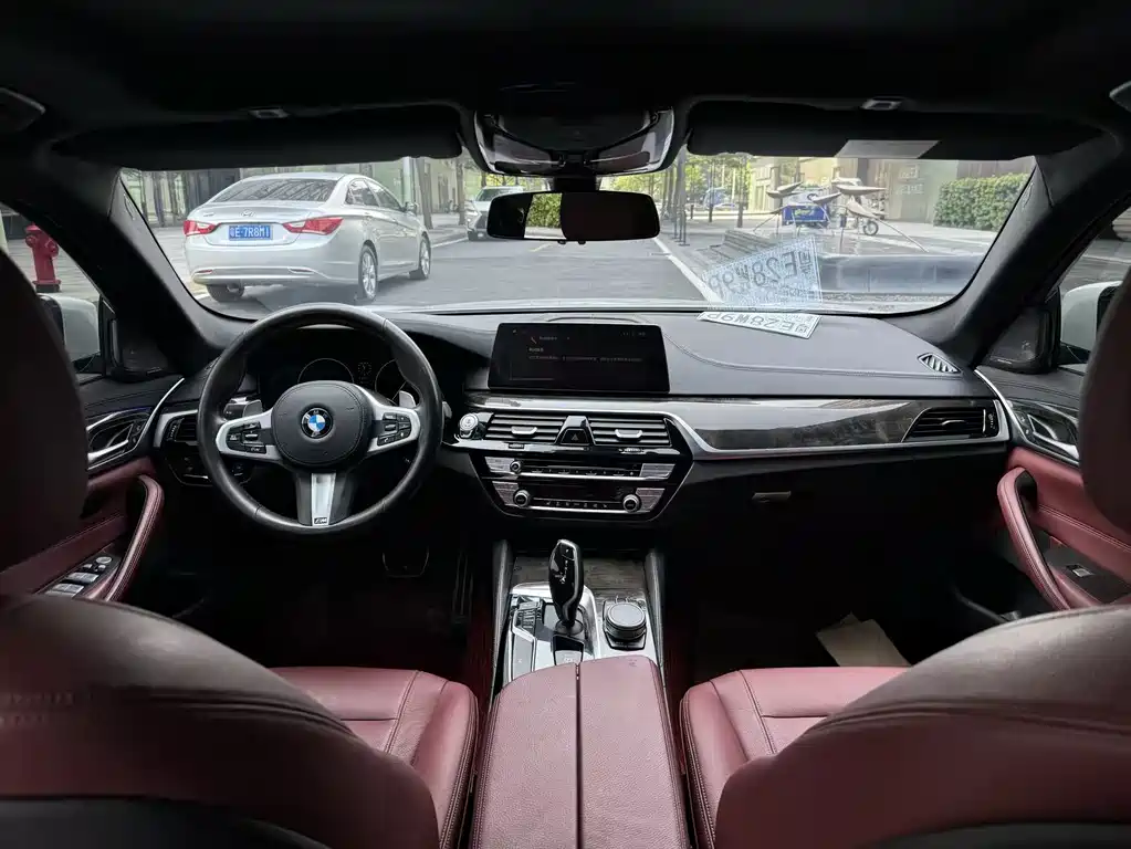 BMW 5 Series 2019 — фото 10