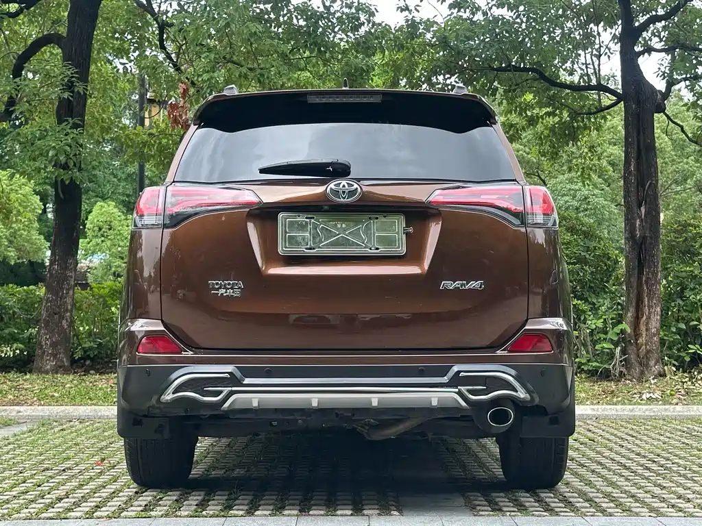 Toyota RAV4 2017 — фото 12
