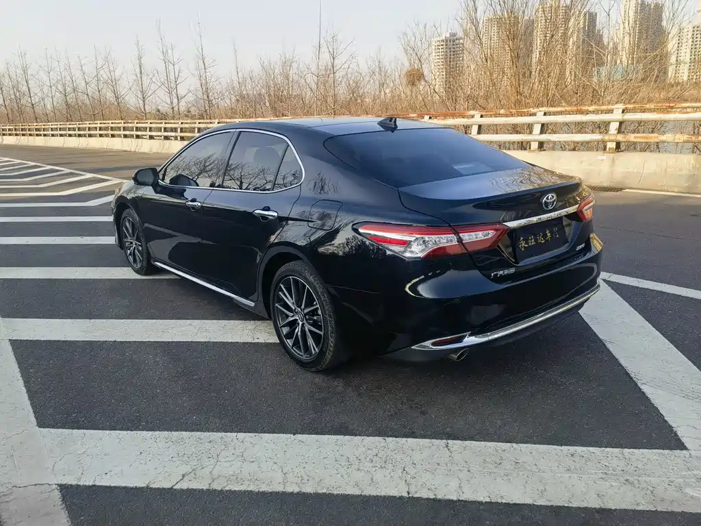 Toyota Camry 2023 — фото 4