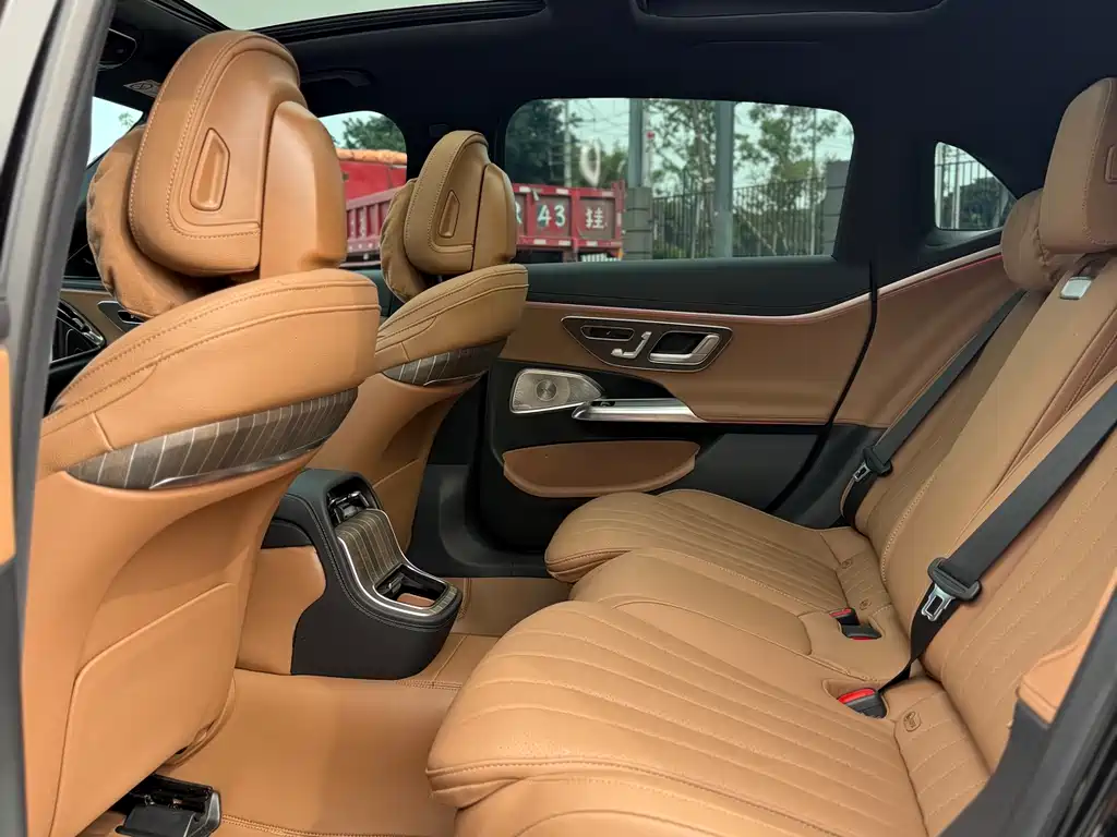 Mercedes-Benz E-Class 2025 — фото 12