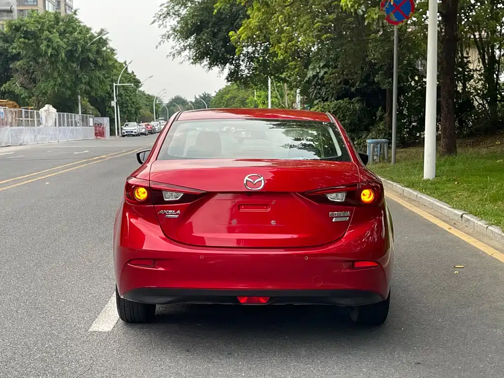 Mazda 3 Axela 2018 — фото 10