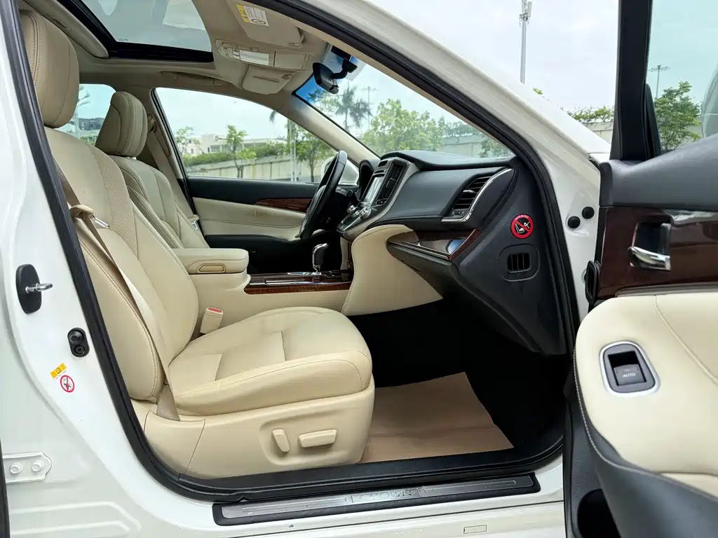 Toyota Crown 2016 — фото 10