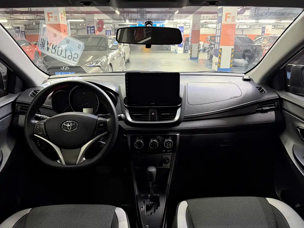 Toyota Yaris L 2022 — фото 10