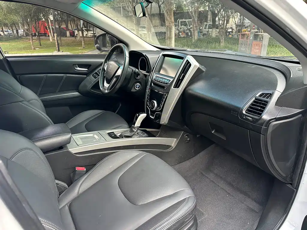 Luxgen You6 SUV 2015 — фото 16