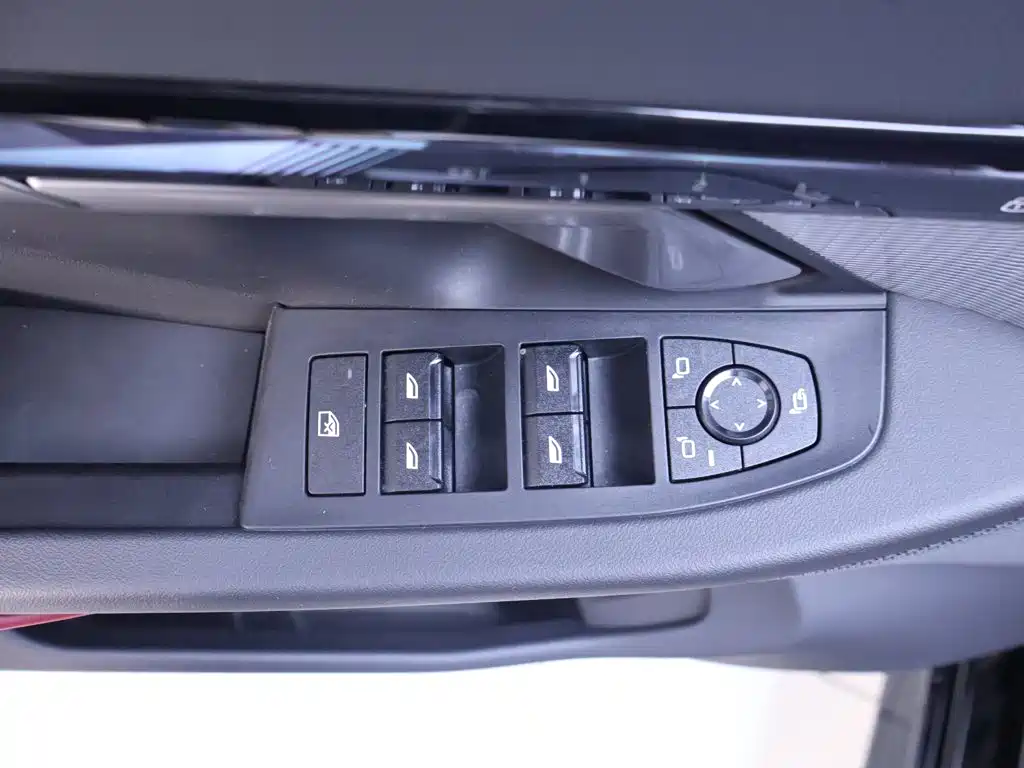 BMW 5 Series 2025 — фото 17