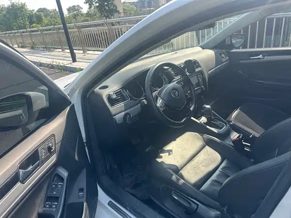Volkswagen Sagitar 2018