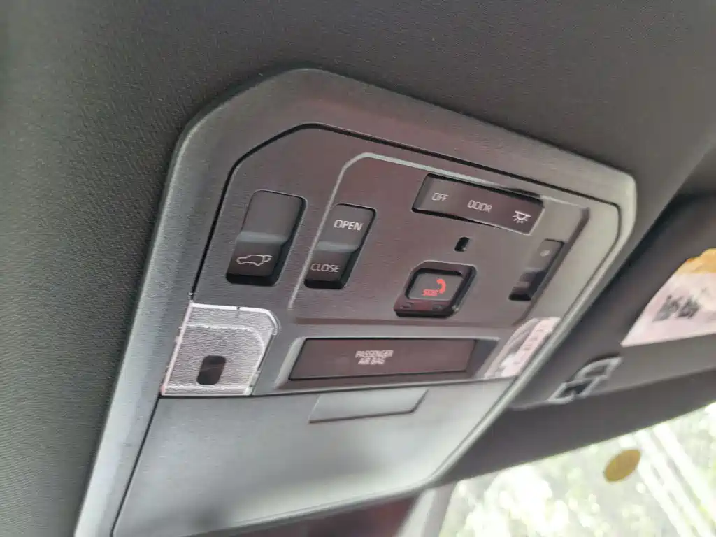 Toyota Sequoia — фото 26
