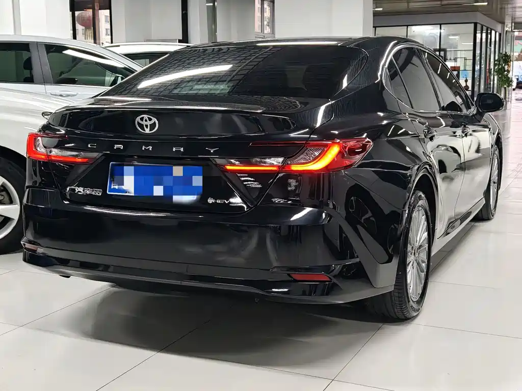 Toyota Camry 2024 — фото 3