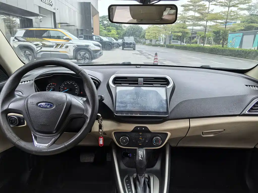 Ford Escort 2016 — фото 11