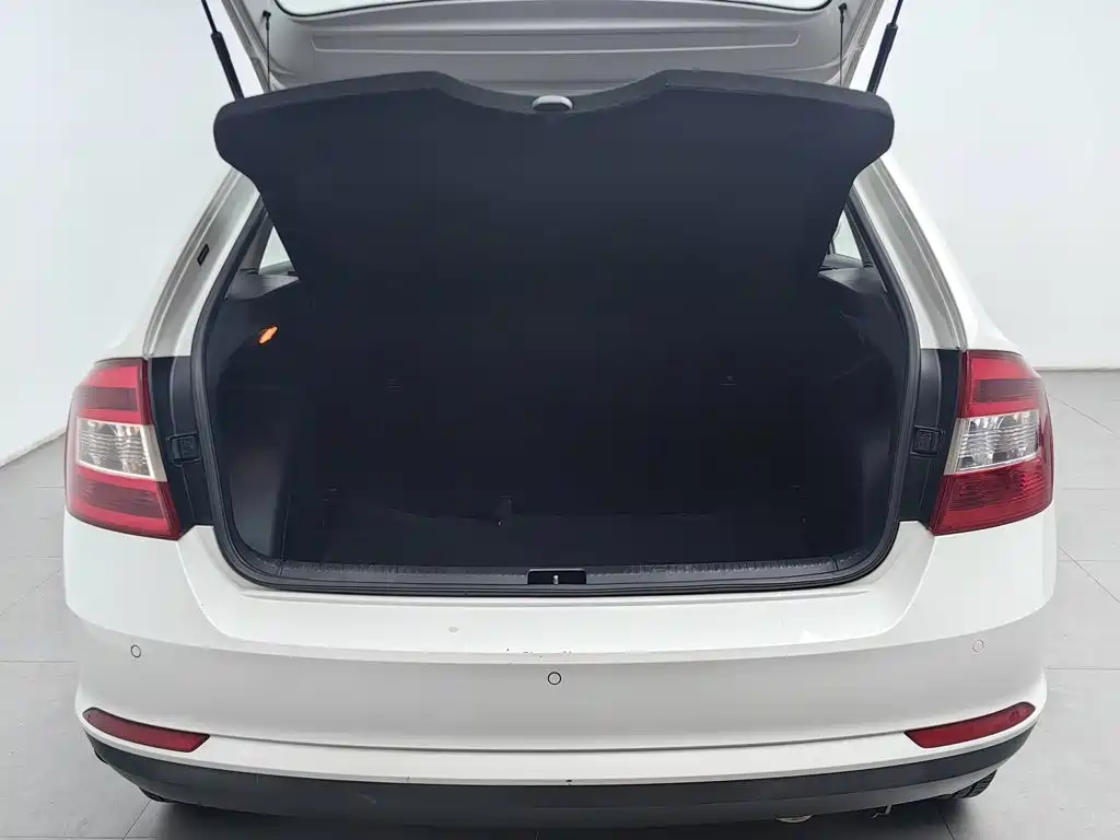Skoda Rapid Spaceback 2015 — фото 16