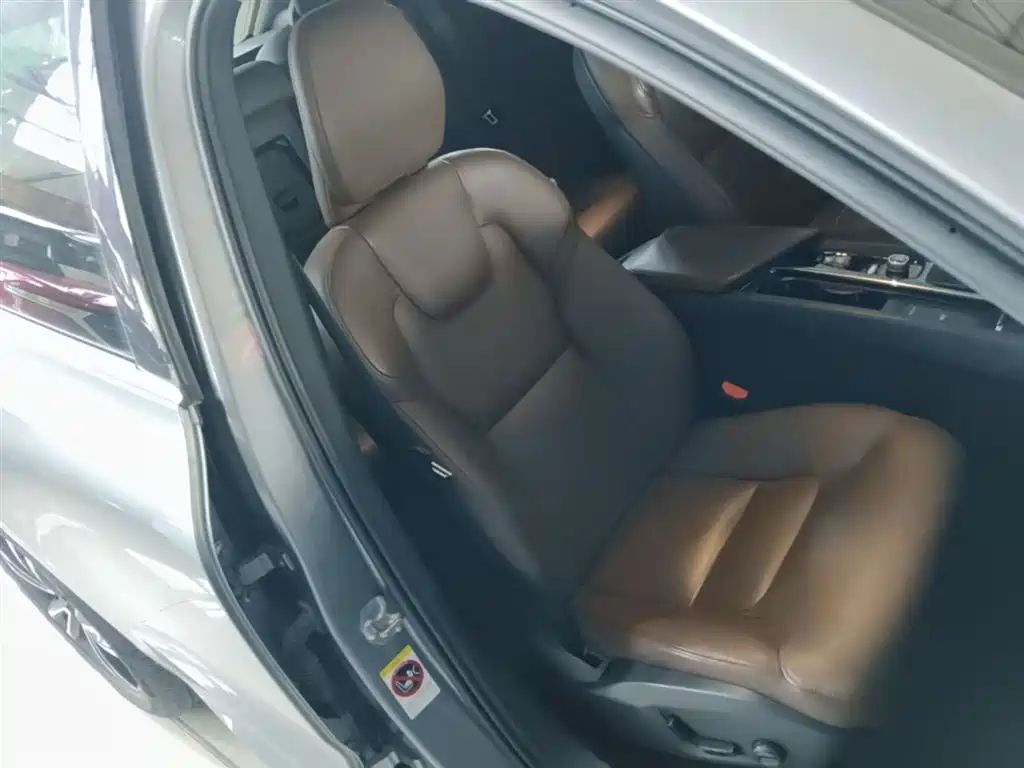 Volvo XC60 2019 — фото 25