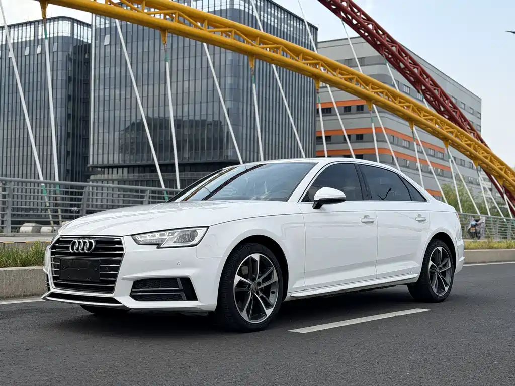 Audi A4L 2019 — фото 1