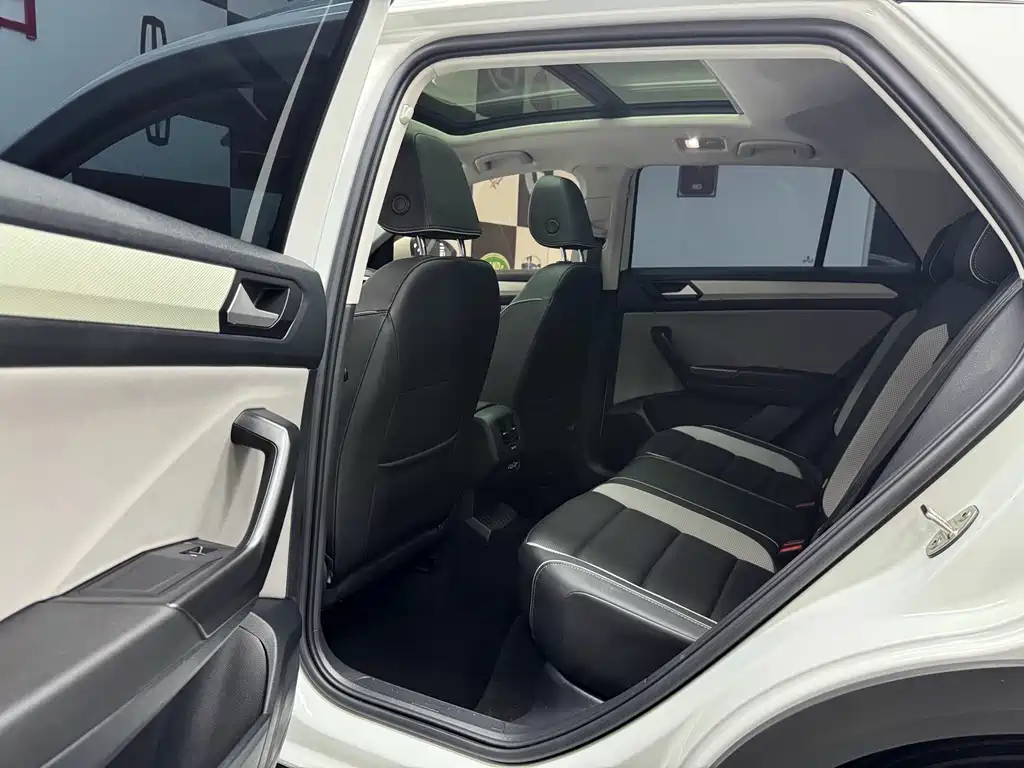 Volkswagen T-Roc 2023 — фото 8