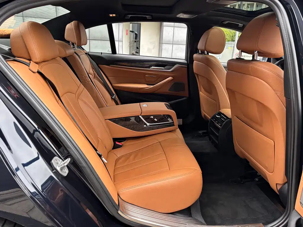 BMW 5 Series 2018 — фото 30