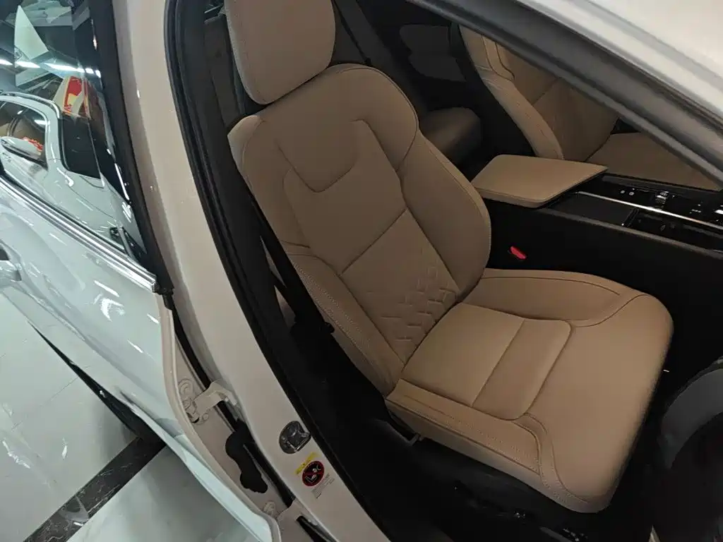 Volvo XC60 2025 — фото 20
