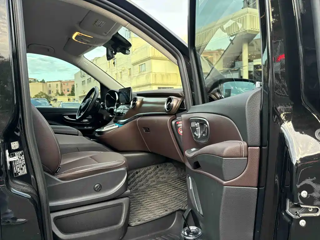 Mercedes-Benz V-Class 2022 — фото 16