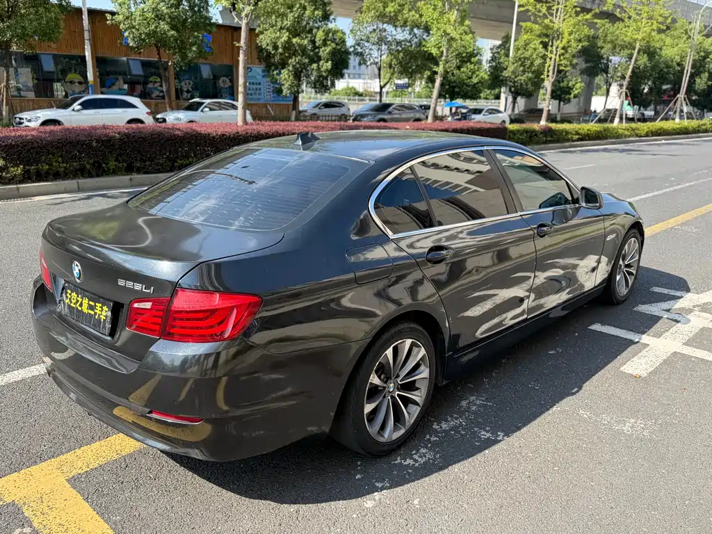 BMW 5 Series 2013 — фото 16