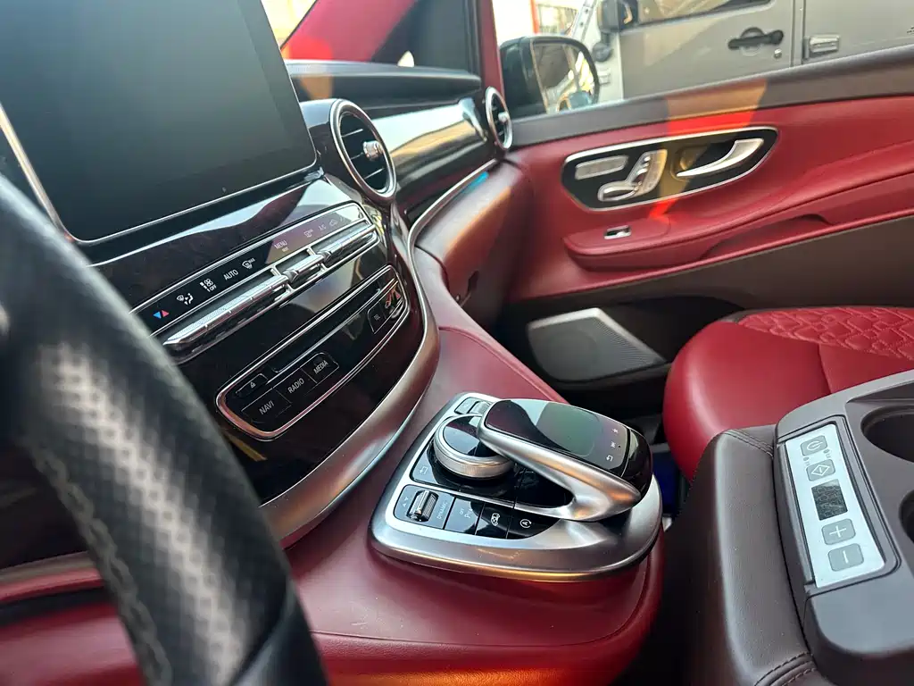Mercedes-Benz V-Class 2020 — фото 10