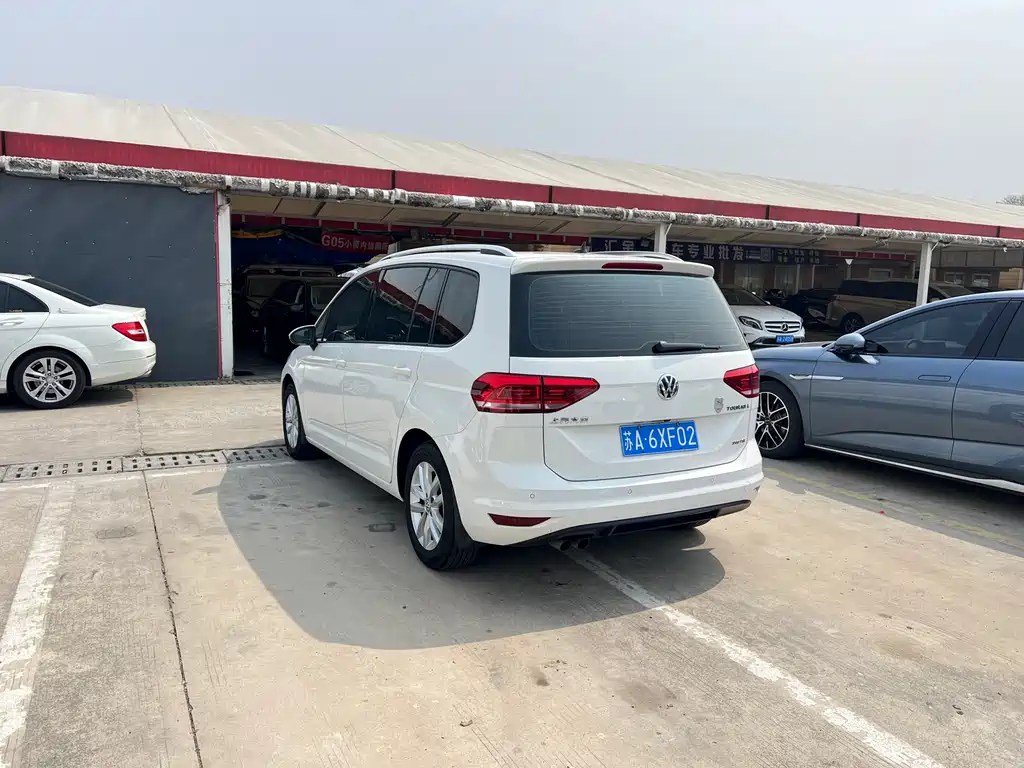 Volkswagen Touran 2017 — фото 22