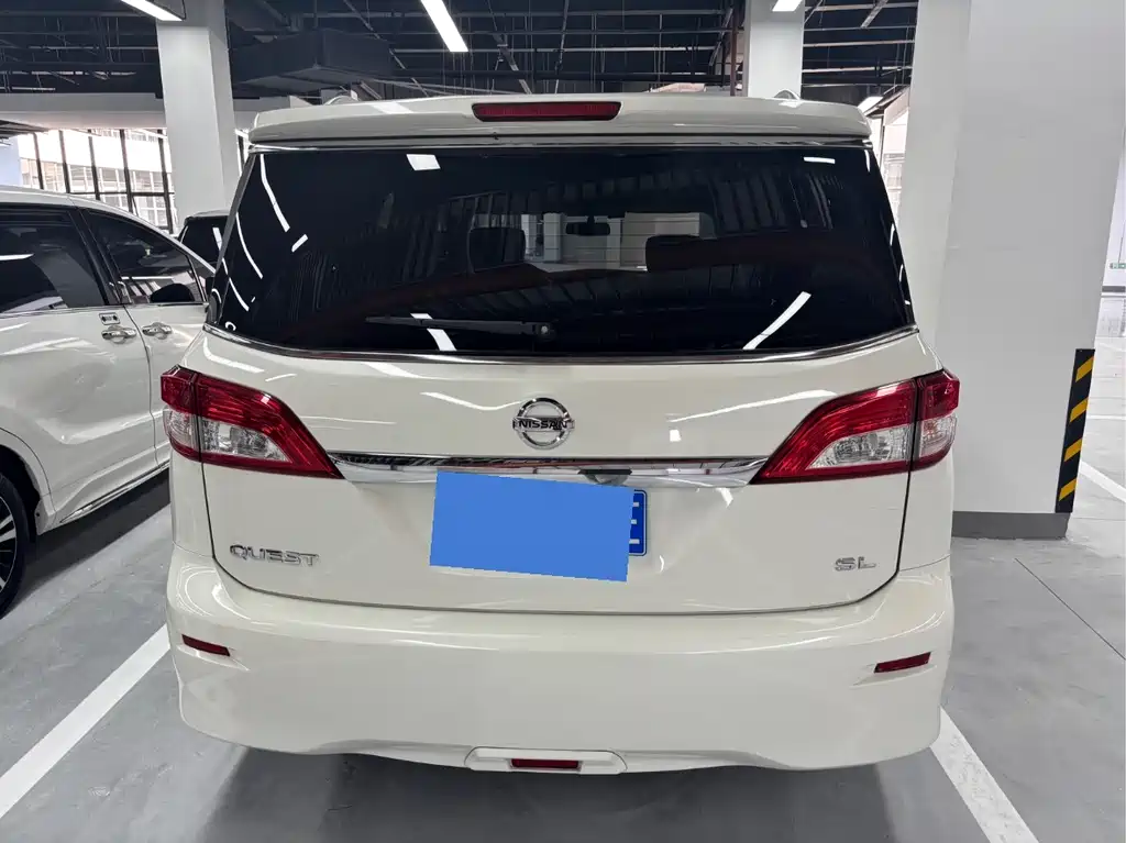 Nissan Quest 2017 — фото 9