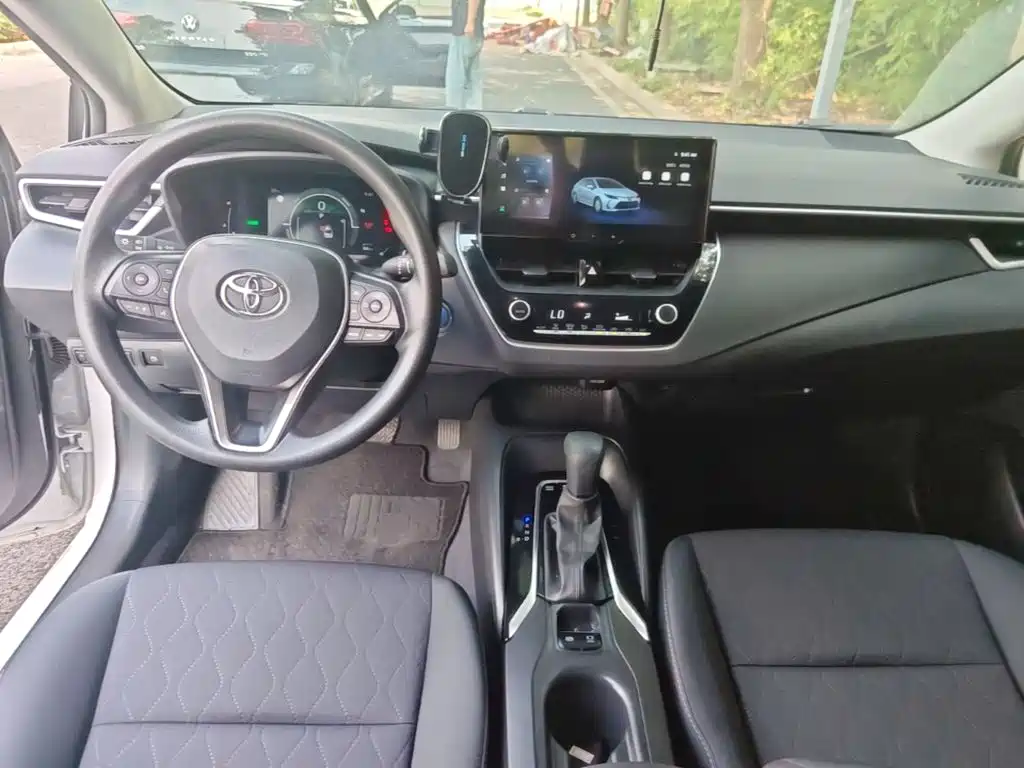 Toyota Corolla 2023 — фото 10