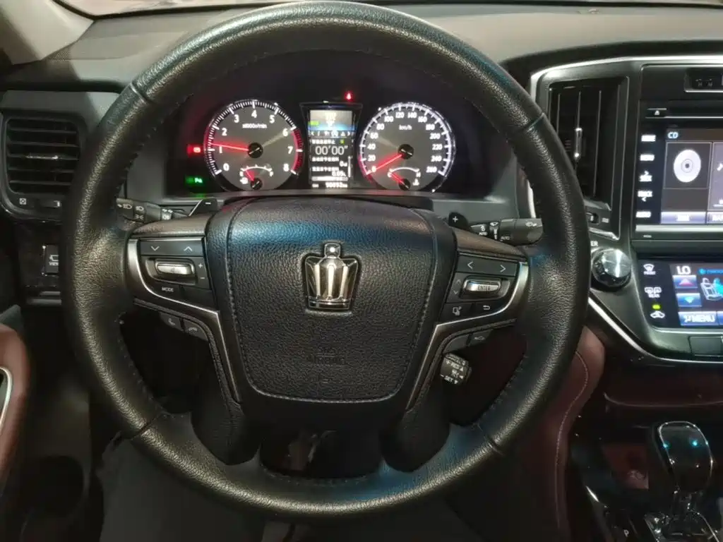 Toyota Crown 2020 — фото 11