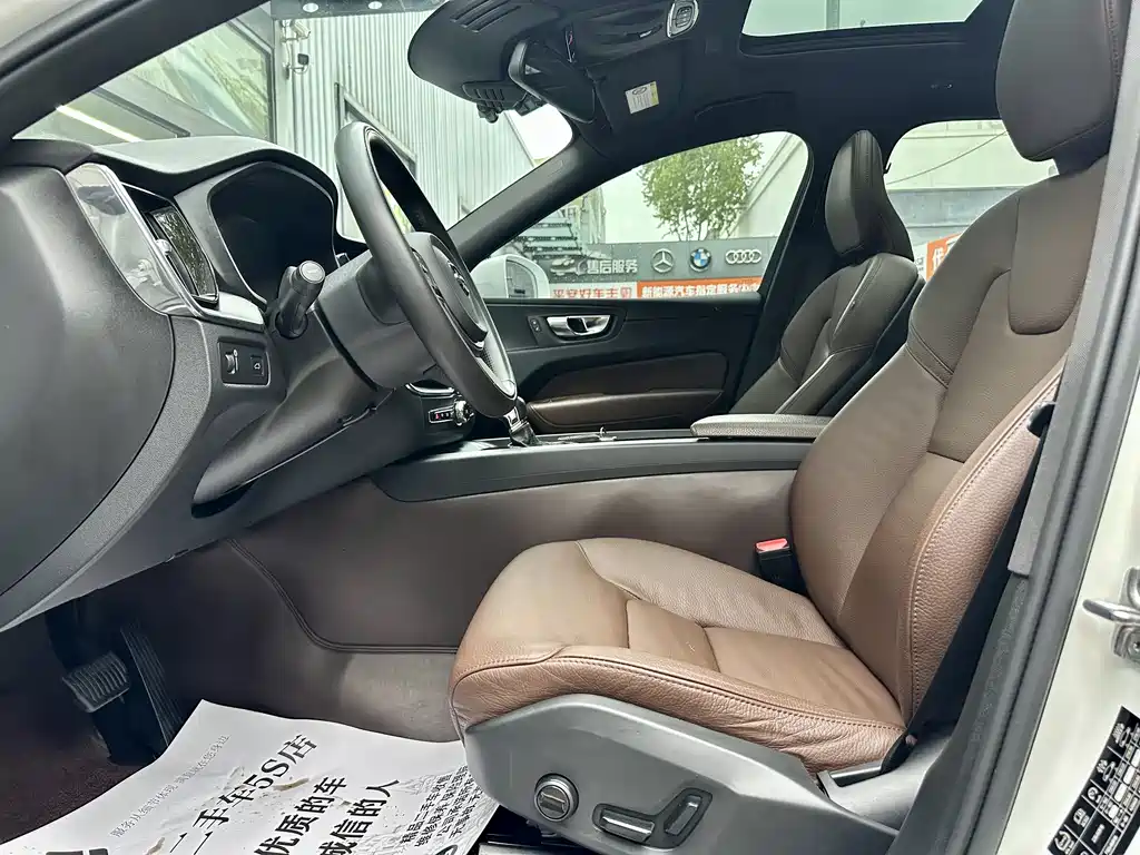 Volvo XC60 2021 — фото 10