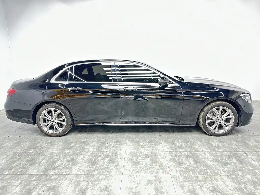 Mercedes-Benz E-Class 2022 — фото 9
