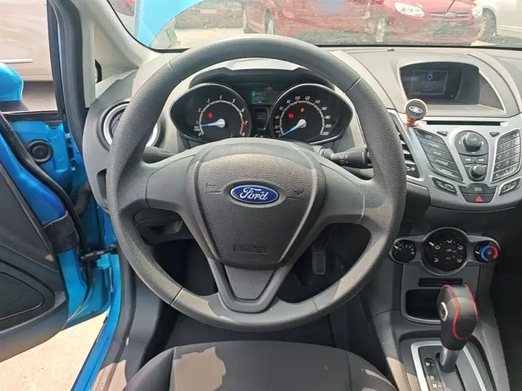 Ford Fiesta 2015 — фото 11