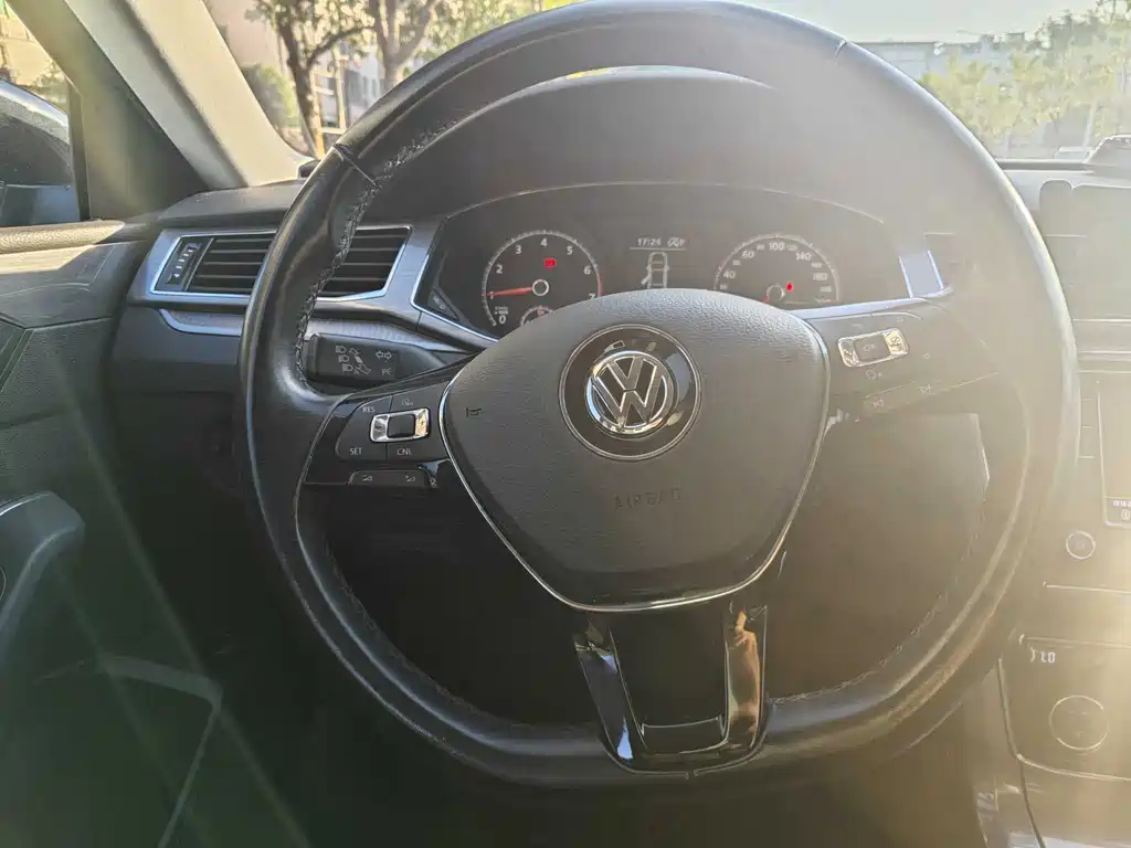 Volkswagen Passat 2018 — фото 13