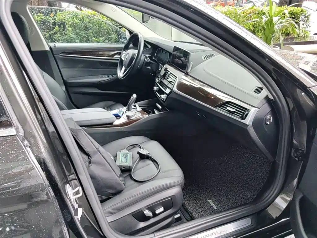 BMW 5 Series 2018 — фото 11