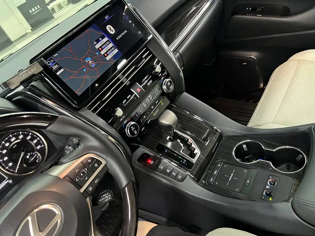 Lexus LM 2021 — фото 25