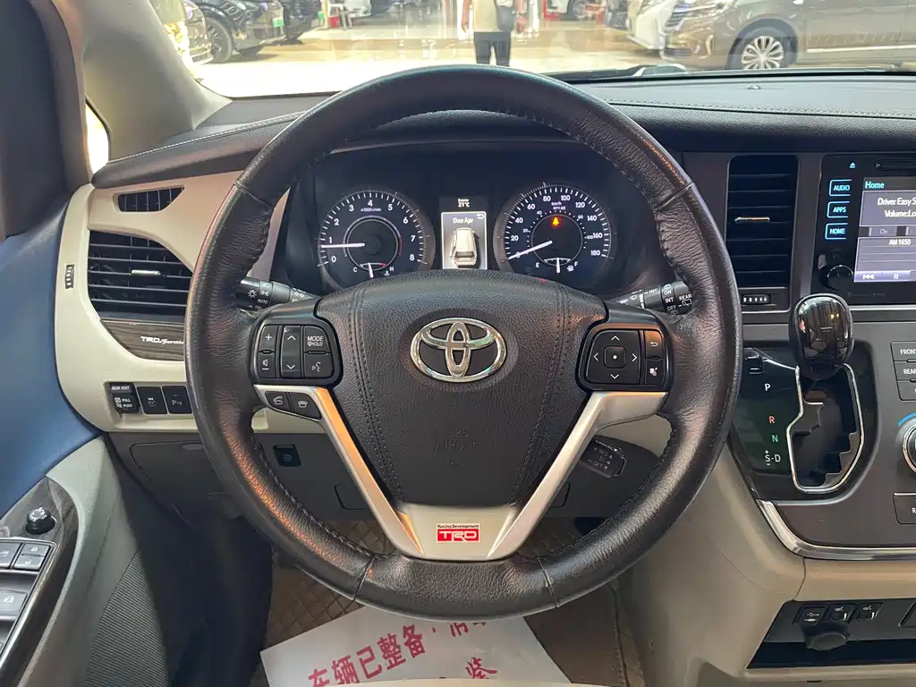 Toyota Sienna 2017 — фото 11