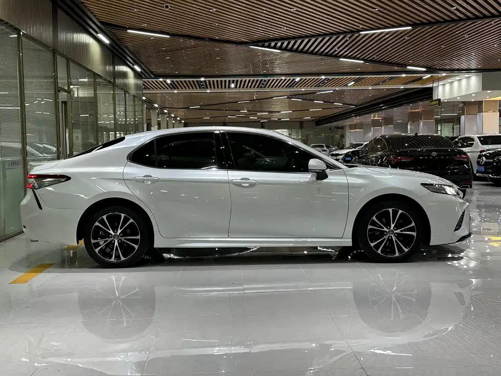 Toyota Camry 2021 — фото 4