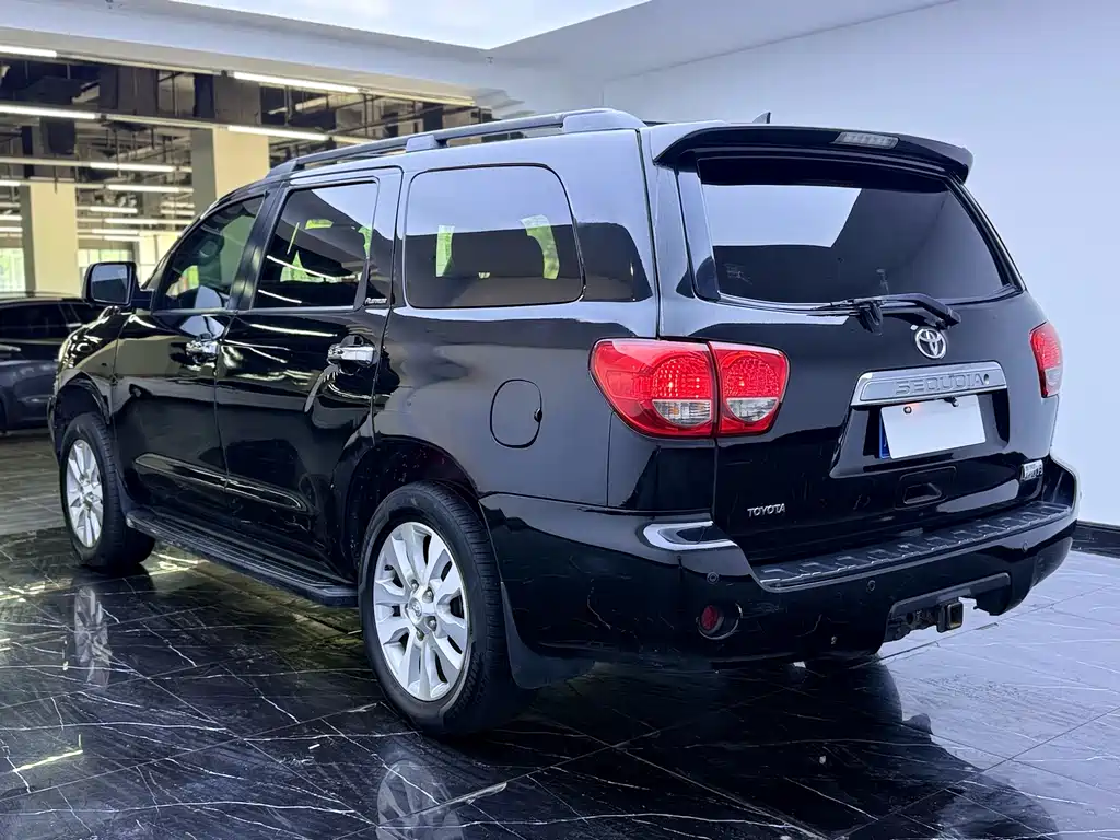 Toyota Sequoia 2011 — фото 19