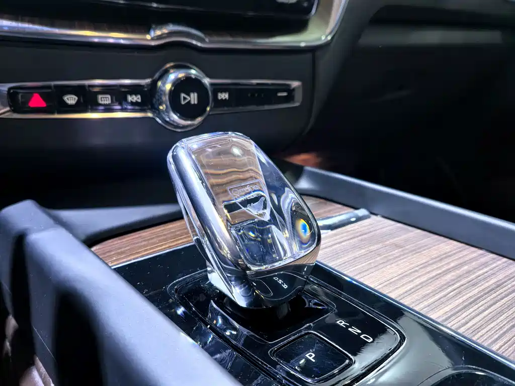 Volvo XC60 2023 — фото 11
