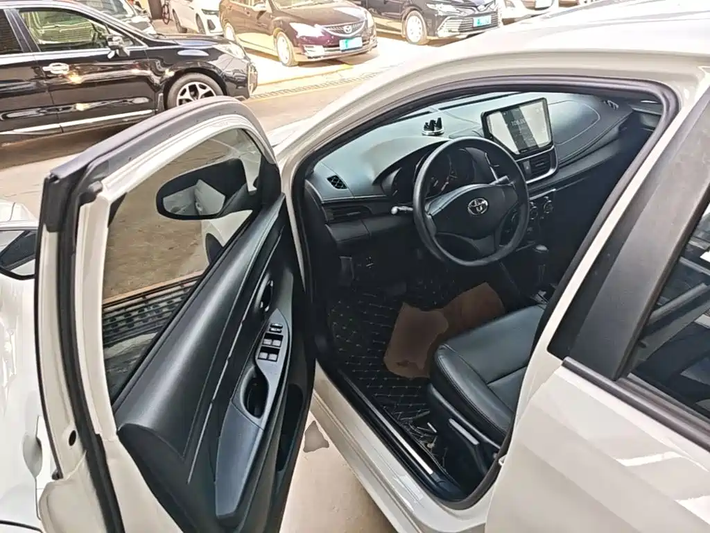 Toyota Yaris L 2020 — фото 16