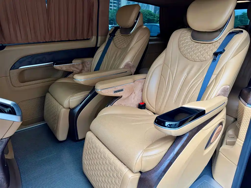 Mercedes-Benz V-Class 2023 — фото 15