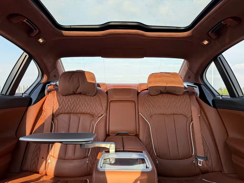 BMW 7 Series 2018 — фото 12