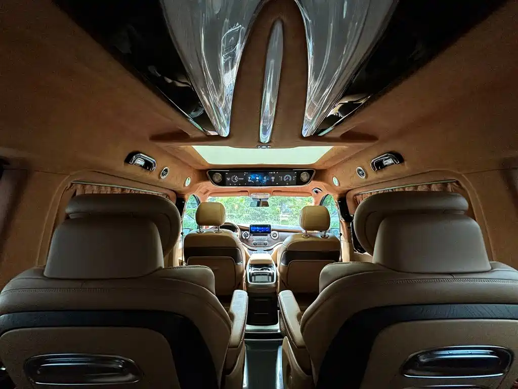Mercedes-Benz V-Class 2023 — фото 31