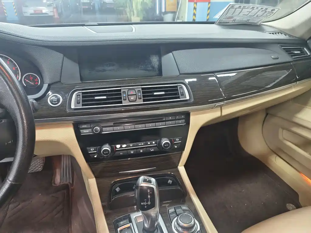 BMW 7 Series 2010 — фото 10