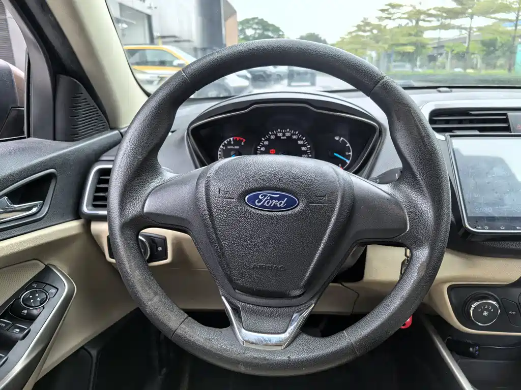 Ford Escort 2016 — фото 14