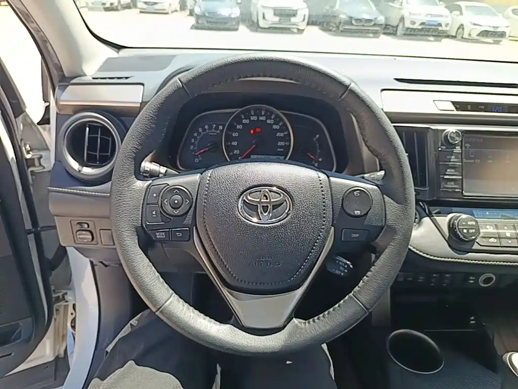 Toyota RAV4 2016 — фото 7