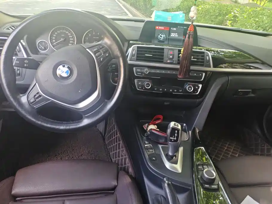 BMW 3 Series 2018 — фото 12