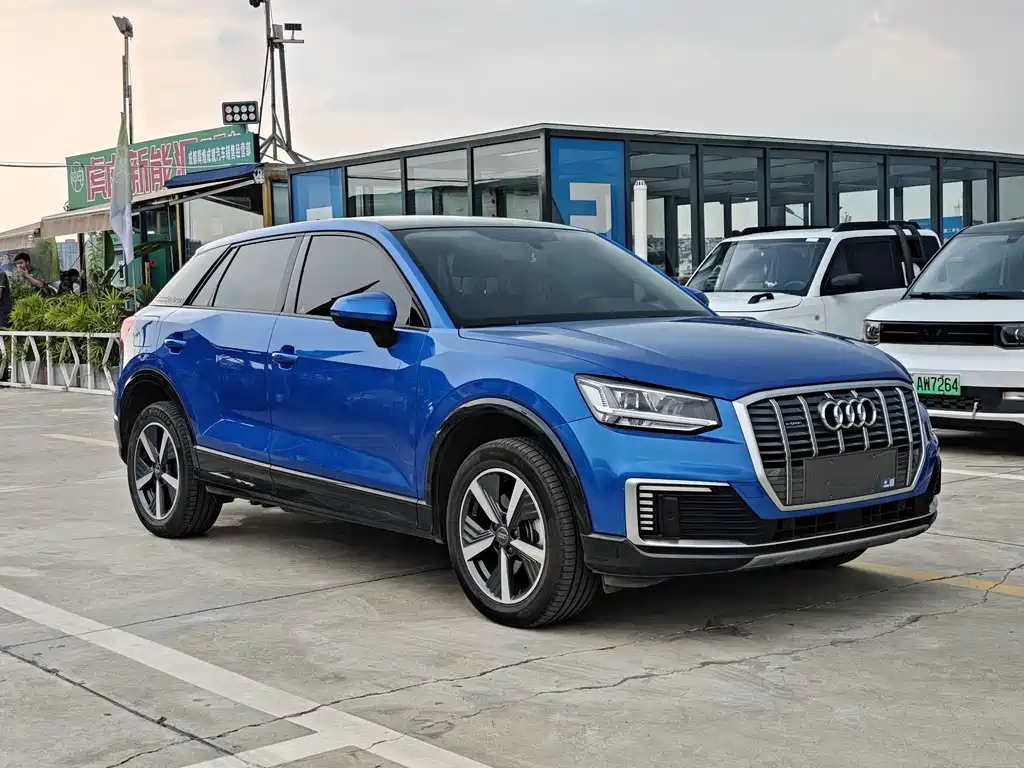 Audi Q2L E-Tron 2021 — фото 3
