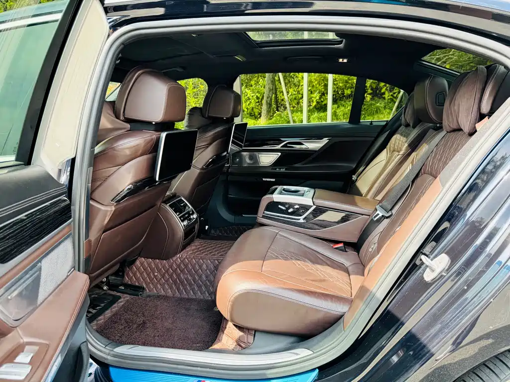 BMW 7 Series 2017 — фото 9