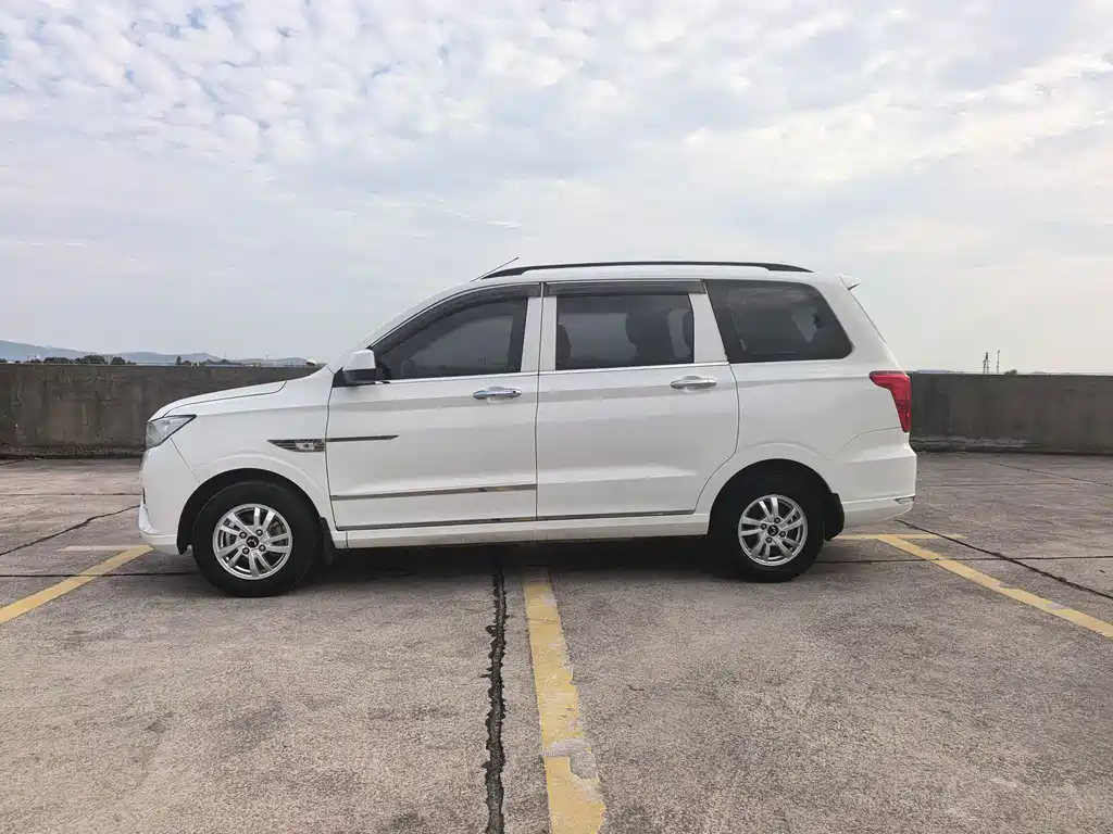 Wuling Hongguang 2018 — фото 2
